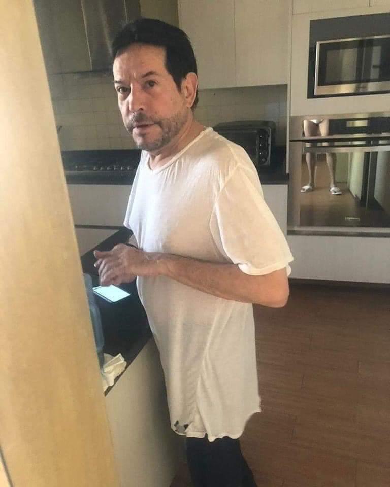 Juan José Origel habla sobre fotografía filtrada con hombre semidesnudo